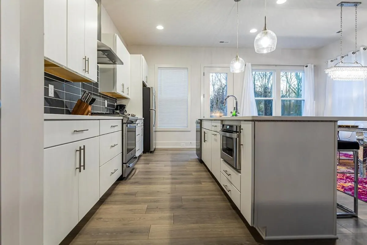 Pooltable-15 Mins To Uptown & Dt-King Bed! Villa Charlotte