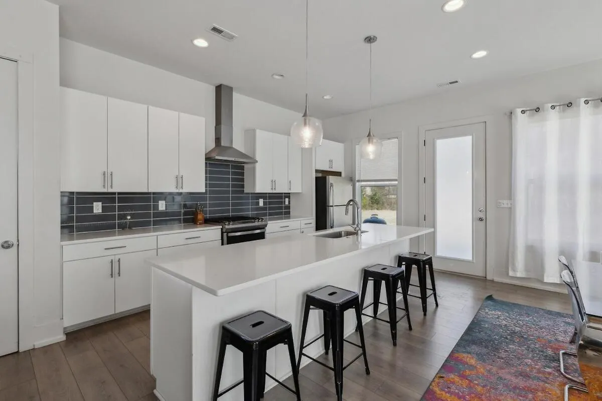 Pooltable-15 Mins To Uptown & Dt-King Bed! Villa Charlotte