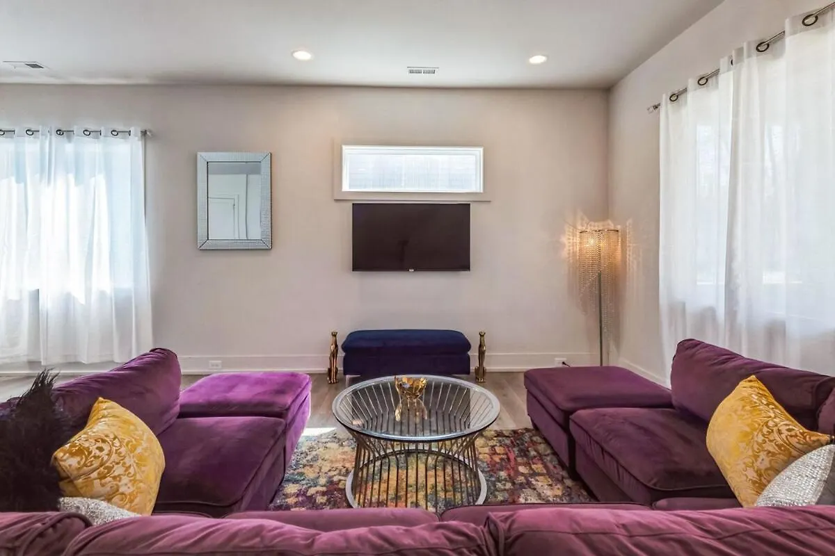 Holiday home Pooltable-15 Mins To Uptown & Dt-King Bed! Villa Charlotte