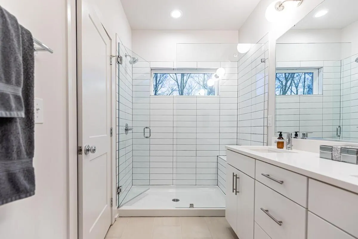 Pooltable-15 Mins To Uptown & Dt-King Bed! Villa Charlotte