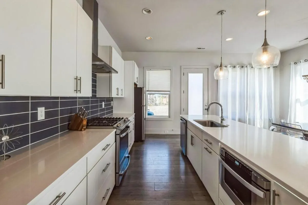 Pooltable-15 Mins To Uptown & Dt-King Bed! Villa Charlotte