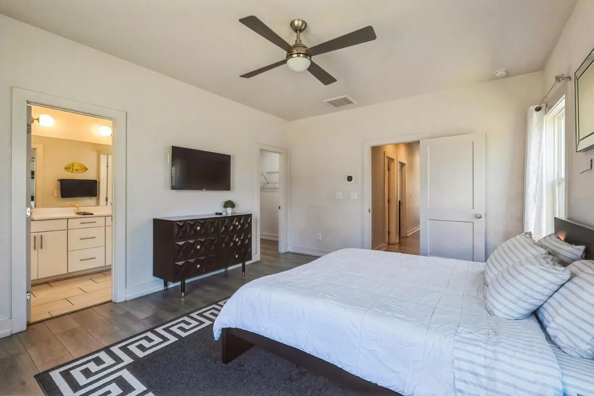 Holiday home Pooltable-15 Mins To Uptown & Dt-King Bed! Villa Charlotte