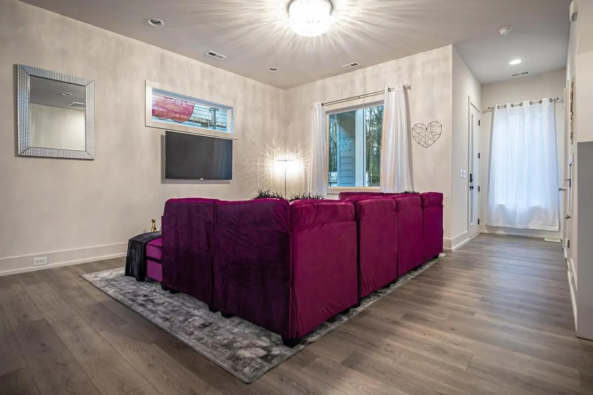 Pooltable-15 Mins To Uptown & Dt-King Bed! Villa Charlotte