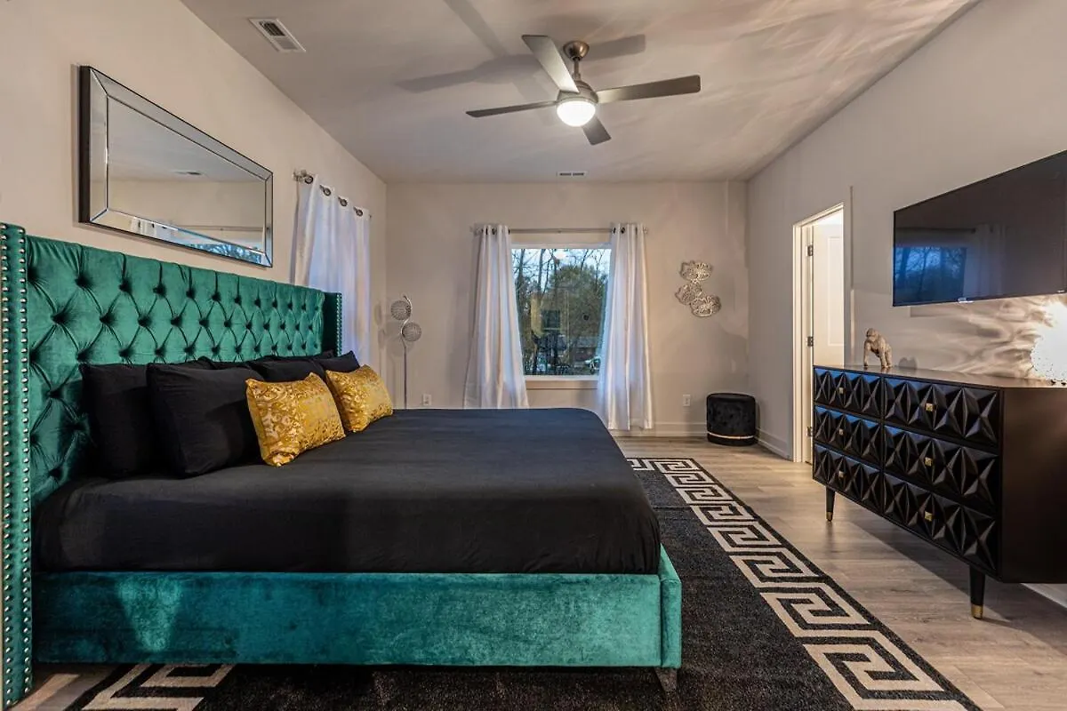 Pooltable-15 Mins To Uptown & Dt-King Bed! Villa Charlotte Holiday home