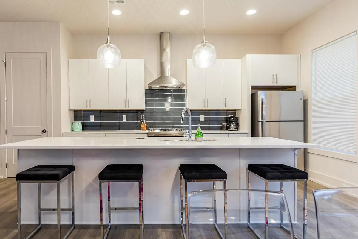 Pooltable-15 Mins To Uptown & Dt-King Bed! Villa Charlotte